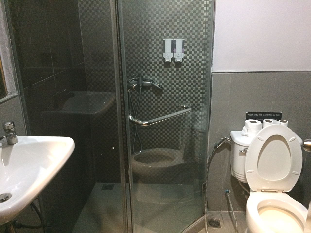 部屋ごとにシャワー・トイレ完備