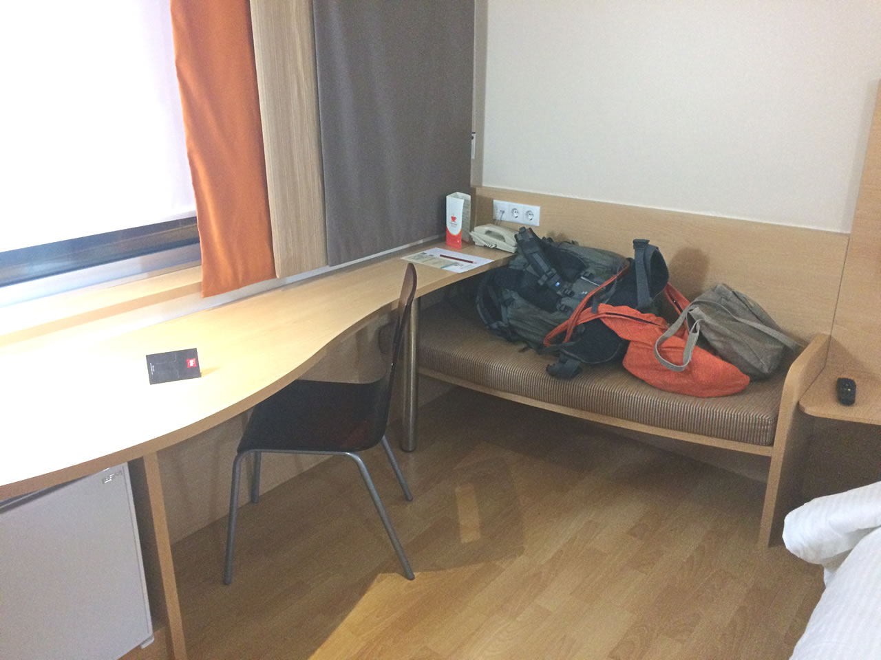 窓際の机、コンセントがあり便利、左下は冷蔵庫