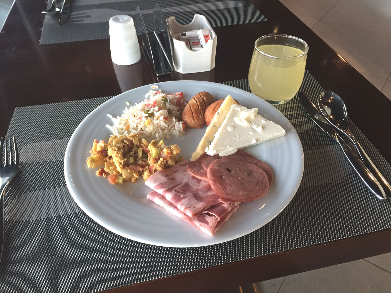 ハム、チーズ、地元料理