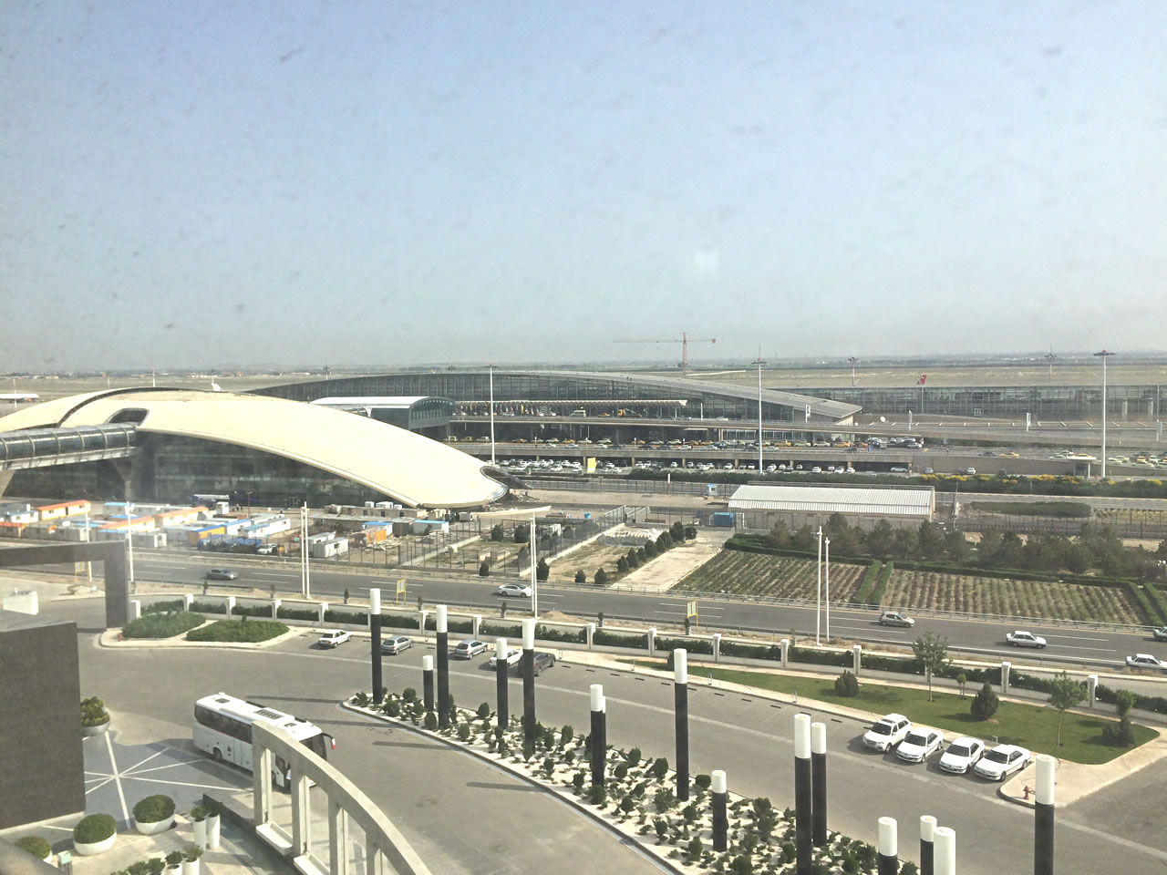 ホテルの窓から、目の前は空港です