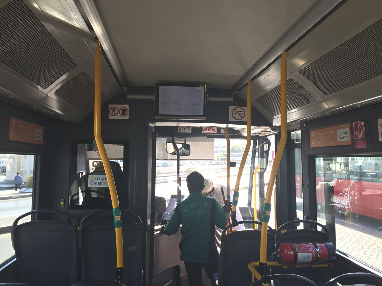 運転手さんからチケットを買います