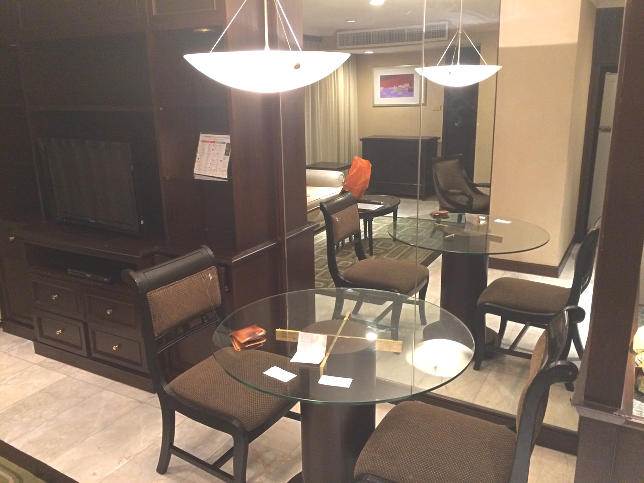 ダイニング？ ガラスは固定されていないので不安定