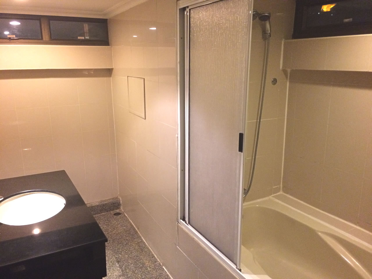 湯船と洗面所、奥にトイレがあります