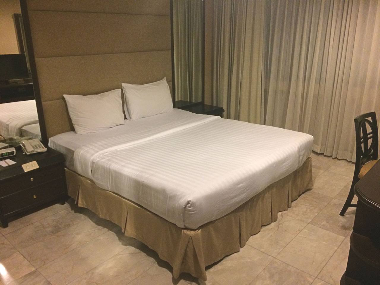 ベッドルーム 左手にクローゼットがあります