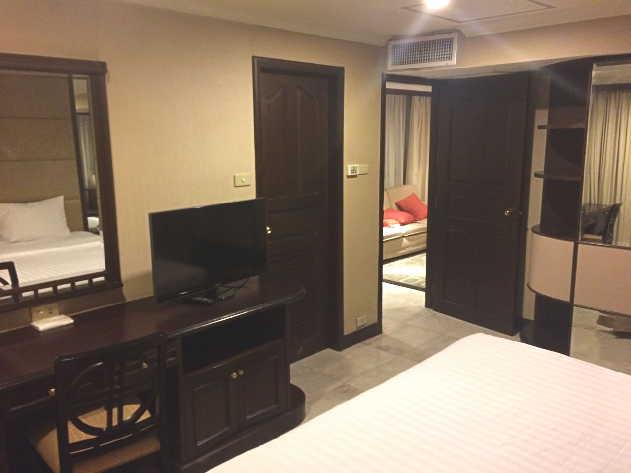 ベッドルームからリビング、正面の扉は洗面所に繋がってます