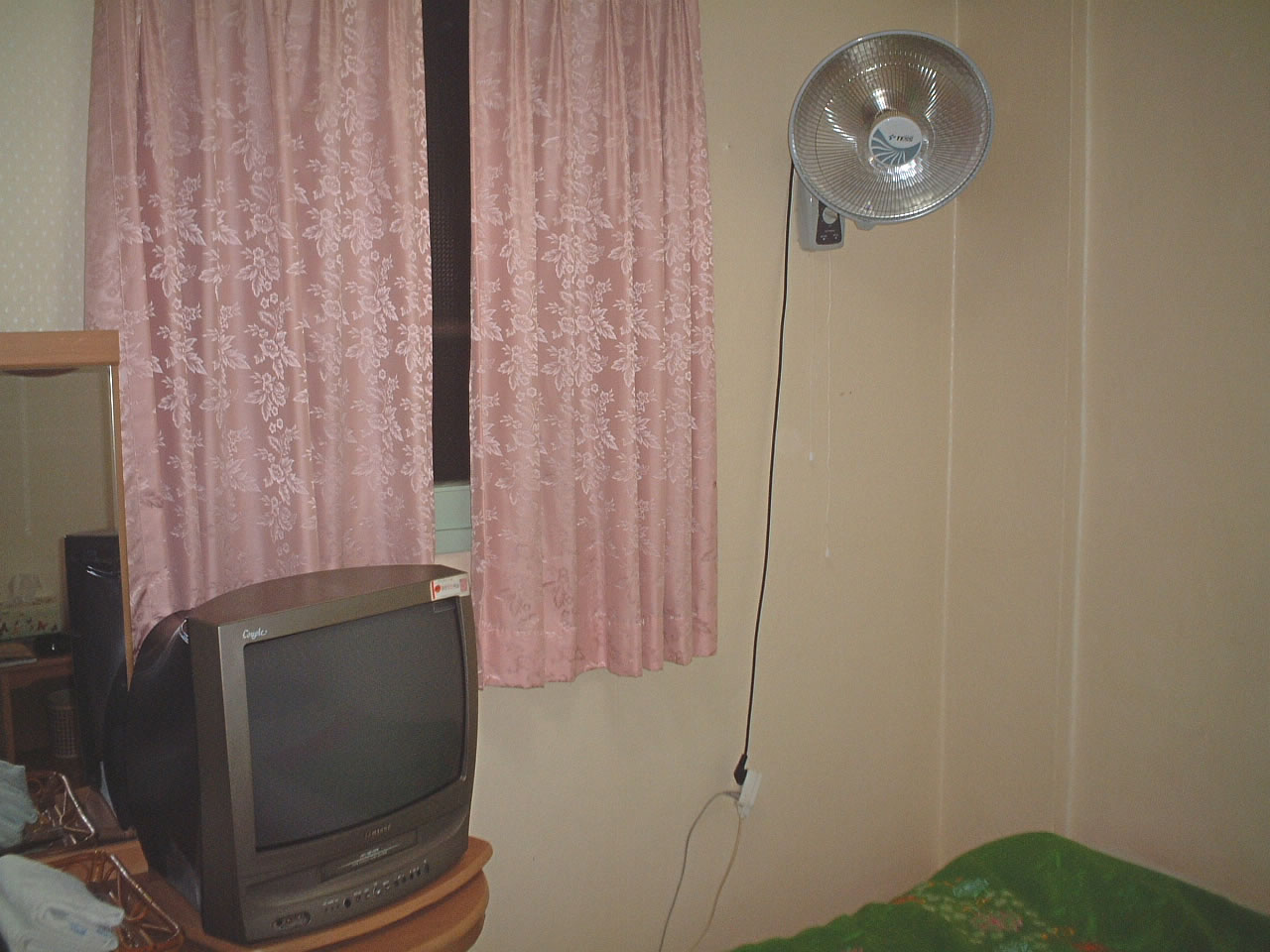 TVとハロゲンヒーター(あったかいんだからぁ♪)