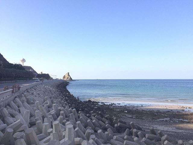 ひたすら歩く。左手に香炉のモニュメント、その右手に旧見張り台が見えます。