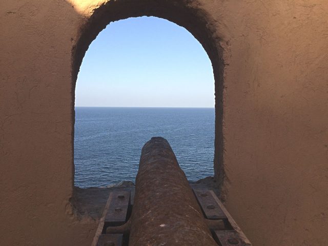 砲台の先には…