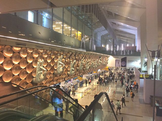 左側がイミグレ、右側に案内が見えます