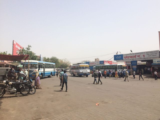 「Sindhi Camp Bus Stand」入り口付近
