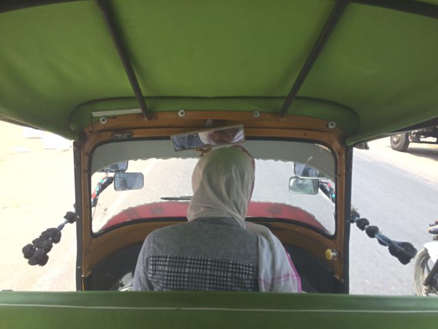 オートリキシャで移動中