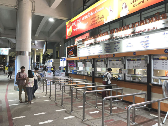 バス会社のカウンターでチケットを発券します。