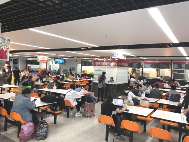 フードコートの様子。