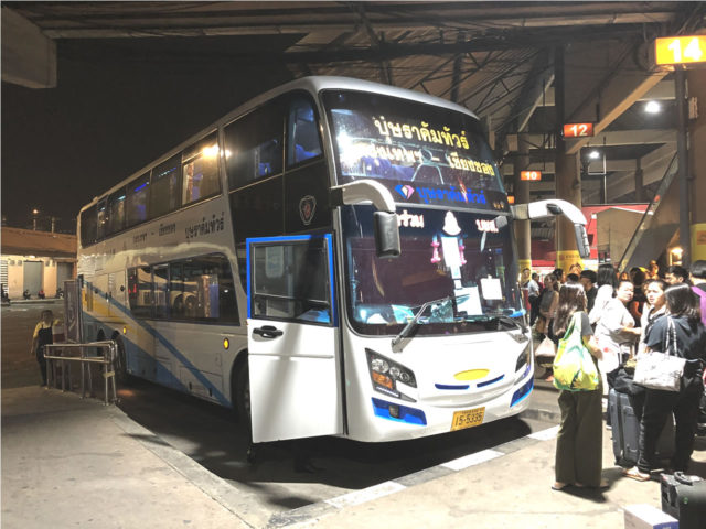 このバスでチェンマイへ(行くはずでした)