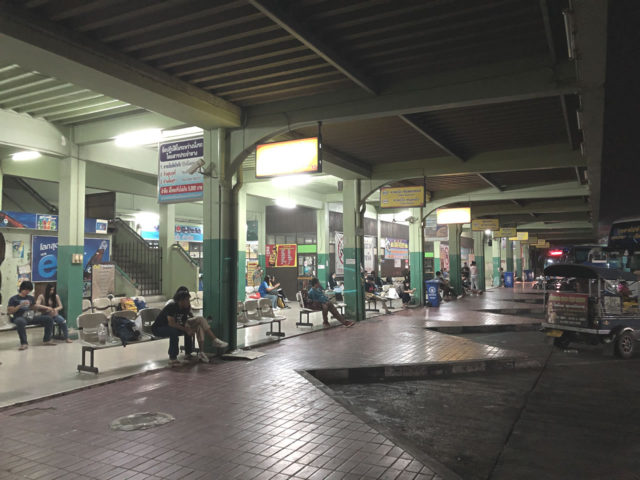 代わりのバスを待つ