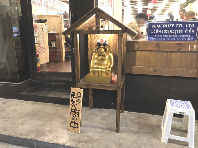 お店の前にはビリケンさん?