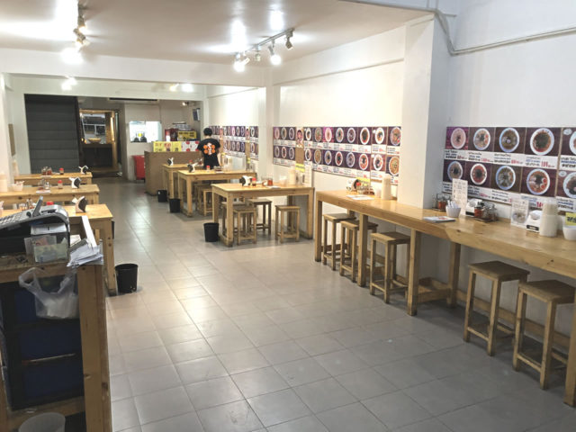 店内の様子-入り口から奥へ