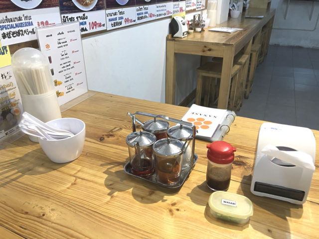 テーブルの上の調味料