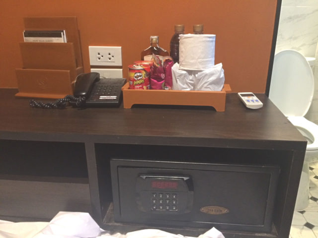 室内の様子 ベッド足元