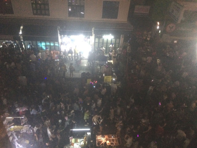 ホテルの窓から、元旦1時のカオサン通り