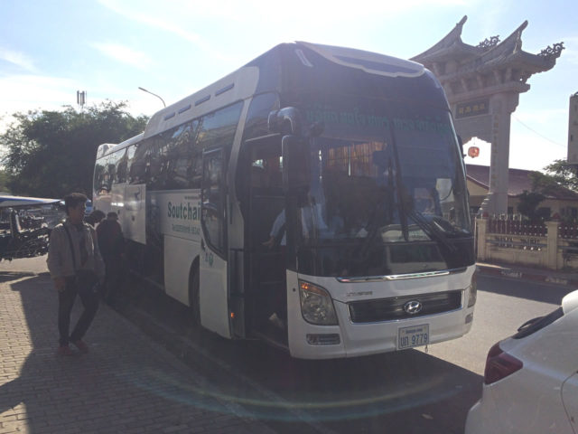 このバスでヴァンヴィエンへ