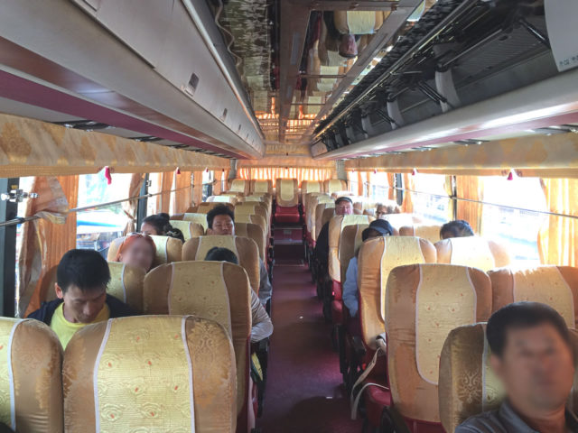 前方よりバス車内の様子