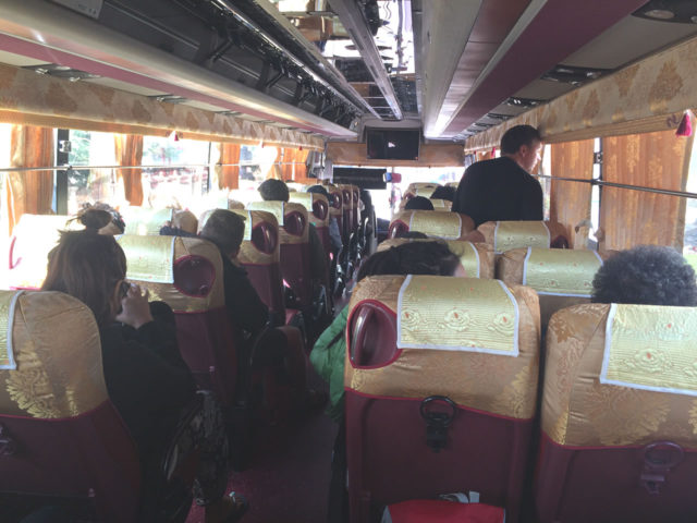 後方よりバス車内の様子