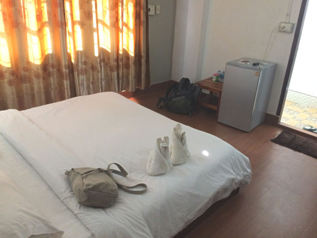 Malany Villa 1 室内 ベッドと冷蔵庫