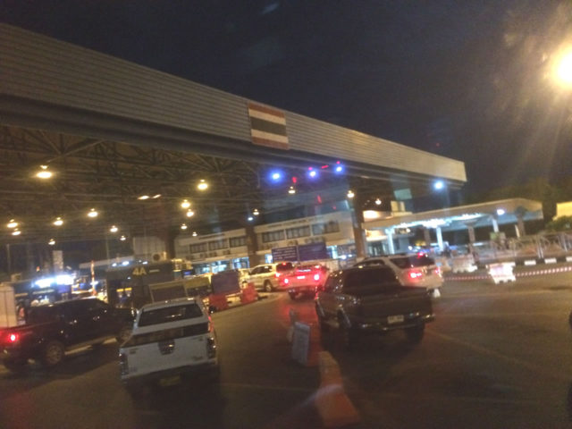 タイ側イミグレーションへ到着